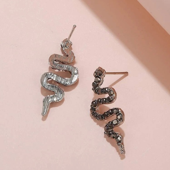 🐍 Serpent Snake Rhinestone Gun Black Earrings 🐍 - Picture 3 of 6